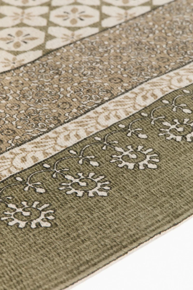 اتش اند ام سجادة من القطن مزينة بشراشيب